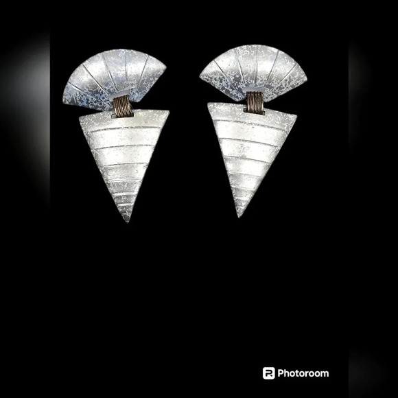 NWOT VINTAGE 80S SILVER TONE MATTE DECO DANGLE EARRINGS - Picture 1 of 2